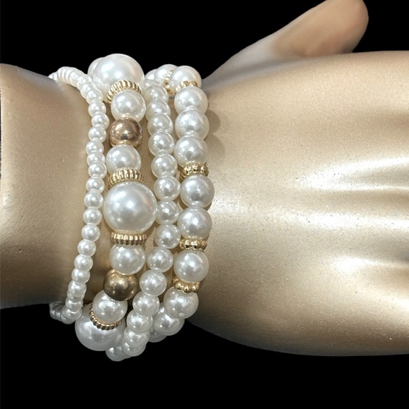 🎉Host Pick🎉 Pretty Set of 4 stretch pearl bracelets. Gold accents. NWT - Picture 2 of 4